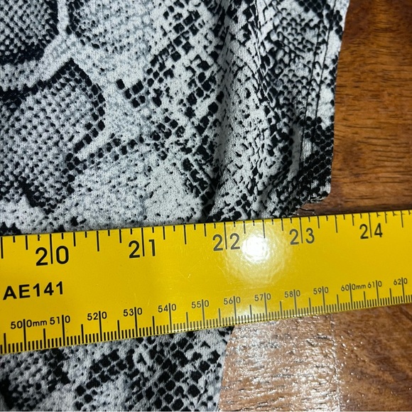 Be Stage knot front black white gray snakeskin top size XL - Picture 4 of 6